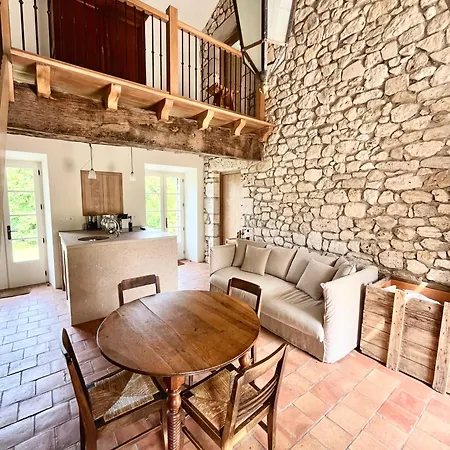 Exclusive Guest Wing Of 14th-century Manor With Pool & Panoramic Views Semesterbostad Auradou